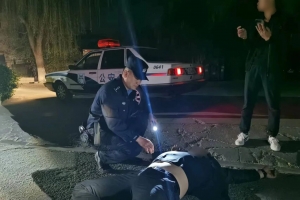 東平北京灣附近一男子酒精中毒躺路邊......
