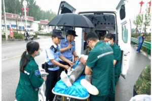 【好警記事】車輛撞上護欄司機被困，危急時刻······
