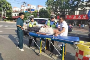 東平一醉酒男子躺在路中央，交警及時救助！