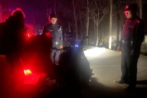幸好有你！東平湖堤一名騎摩托車的男子不慎摔倒......