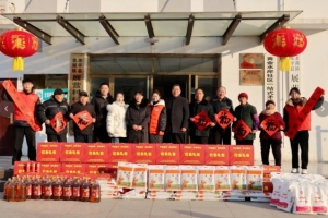 關(guān)愛夕陽紅，敬老情更濃——東平縣“紅色禮包”關(guān)愛特困老人活動走進老湖鎮(zhèn)黃金水岸社區(qū)