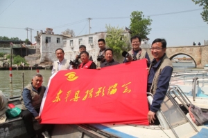 送花 東平縣攝影協(xié)會開展“弘揚(yáng)運(yùn)河文化 宣傳美麗水鄉(xiāng)”攝影采風(fēng)活動(dòng)
