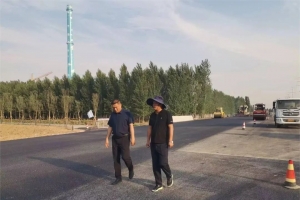 東平“金牛農(nóng)場－佛山街段”順利完成了瀝青路面鋪筑