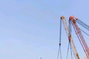 特殊大件順利抵達(dá)泰安港東平港區(qū)，泰安首次實(shí)現(xiàn)海河陸聯(lián)運(yùn)新突破