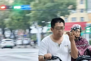曝光！東平這些人騎電動車打手機(jī)，危險！